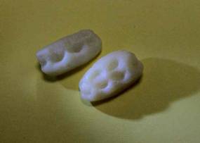 Figure 3 Right Image: Two white plastic models from the chewing gum